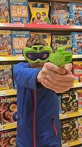 On extermine les aliens avec Alien Vision ! 👽🎯🔫 https://tinyurl.com/jvw7afrn Disponible dans tous les magasins Smyths Toys et sur notre site à 26,99€ avec la référence 227150 🛸 Livraison standard offerte dès 29€ d'achat en France et en Belgique, voir conditions en ligne 📦 | Smyths Toys Superstores FR