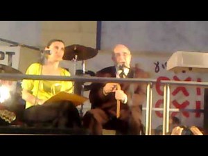 Ο Ντίνος Χριστιανόπουλος στο προαύλιο χώρο της ΕΡΤ3