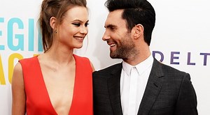 Diario HOY | Adam Levine luce "su embarazo" junto a su esposa