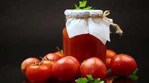 「自然トマトの瓶に缶詰の調理された自家製トマトジュース。」の動画素材（ロイヤリティフリー）1107281351 | Shutterstock