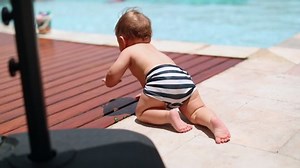 Kleines Kleinkind, das draußen in der: Stockvideos & Filmmaterial (100 % lizenzfrei) 1047352687 | Shutterstock