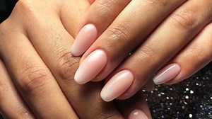 Baby boomer : cette variante de la French manucure va être partout cet été