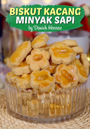 My new recipe, BISKUT KACANG GHEE TANPA TELUR🫰🏻 Mudah dibuat dan sedap. Guna pure Ghee untuk rasa biskut lebih gebu dan beraroma atau boleh juga guna Gheeblend, ikut budget. Selamat mencuba! BISKUT KACANG MINYAK SAPI (GHEE) @danish.harraz BAHAN-BAHANNYA:- (Boleh halfkan adunan atau gandakan) 200g Pure Ghee, dicairkan 300g Kacang Tanah Sangai yang di blend halus 300g Tepung Gandum 200g Gula Icing, diayak Kuning Telur, dicampur sedikit pewarna kuning telur Suhu Oven: 160C Masa Bakar: 18 minit be