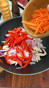 Taietei de orez cu piept de pui si legume, in 30 de minute sunt gata Reteta 🌸1 piept de pui 🌸1 ardei 🌸1 morcov 🌸1 ceapa 🌸100 ml sos de soya 🌸80 ml sos dulce acrisor 🌸susan 🌸sare piper 🌸ghimbir 🌸3 catei de usturoi 🌸300 gr taietei de orez Recipe 🌸1 chicken breast 🌸1 pepper 🌸1 carrot 🌸100 ml soy sauce 🌸80 ml sweet sour sauce 🌸sesame seeds 🌸salt pepper 🌸ginger 🌸3 garlic cloves 🌸300 gr rice noodles | Ella Cooking