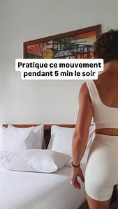 Ton rituel du soir pour revenir au calme... Allonge-toi. Pose tes jambes contre le mur. Puis laisse venir quelques battements doux, une jambe après l’autre, vers ton visage. 5 minutes. Rien de plus. 🧘‍♀️ Pour le corps • Détend le bas du dos et le bassin • Favorise le retour veineux et la sensation de légèreté • Relâche les tensions accumulées dans la journée 🧠 Pour le système nerveux • Envoie un signal de sécurité au corps • Apaise le mental qui tourne en boucle • Active le système parasympath