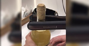 Parodė, kaip atidaryti butelį be kamščiatraukio: moters triukas plinta žaibiškai