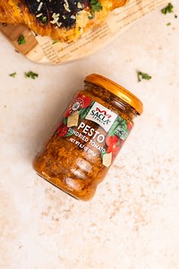 Saclà Sundried Tomato Pesto brings bold, sun-ripened flavor to every bite. 🍅🔥 | Saclà US