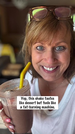 🍌 BANANA SPLIT🥤…yes please!! It’s low carb, fat-burning, and summer-approved. 🍫🔥Yes, it tastes like dessert. Yes, it gives old-school ice cream shop vibes.And YES — it fits into a plan that actually works. This shake is part of my Summer Reset — a simple, realistic plan for real-life women who want:💥 More energy🔥 Fat-burning recipes👙 Confidence that doesn’t come from crash diets✨ Made with:✔️ Banana Cream PRO Ketones✔️ Strawberries✔️ Chocolate Zero Syrup✔️ Almond milk, ice peanuts✔️ Whipp