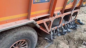 915K views · 10K reactions | JCB aur Hydra Se gadi nhi nekal Rahe hai bhout koshish ki zabardasti karne se Gadi ka nuksaan hoga | National Highway updates | Facebook