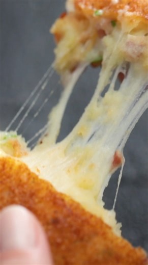 5K views · 35 reactions | Kentang tuh lebih enak diapain sih? Goreng, kukus, rebus, atau panggang nih. Nah, kali ini ada resep kreasi kentang enak banget yang bisa kamu coba buat ide buka puasa bersama teman-teman, saudara, ataupun keluarga tercinta! cc: @tastemade #potato #cheese #recipe #resep #resepmudah #bukber #ramadan #bukapuasa | Tastemade Indonesia | Facebook