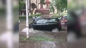 O vijelie a făcut prăpăd în Curtea de Argeș. Acoperișuri smulse, case și străzi inundate