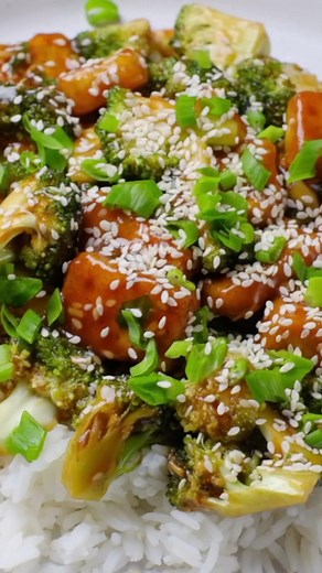Enjoy this quick & easy Vegan Tofu Broccoli Stir Fry recipe for a wholesome, restaurant-style Asian meal! Get the recipe at pipingpotcurry.com | Piping Pot Curry