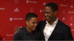 Justin Kluivert probeert nog beter te worden dan zijn vader! Check het volledige interview: http://ajax.ms/wb Justin Kluivert strives to be even better than his father! Check out the whole interview: http://ajax.ms/wb | AFC Ajax
