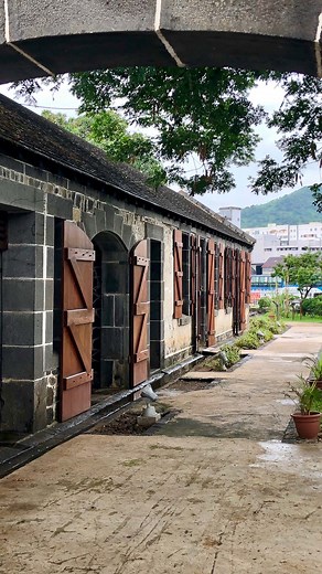 Das in Port Louis gelegene Aapravasi Ghat gewährleistet, dass die Geschichte unserer Einwanderer nicht in Vergessenheit gerät und ihr Beitrag zur Entwicklung der Insel auch für kommende Generationen in Erinnerung bleibt. Gehe zurück in die Vergangenheit und lerne 5 interessante Fakten über die Geschichte dieses Einwandererlagers. #mauritius #mauritiusnow #spüredieenergieunsererinsel #aapravasighat #einwanderer #geschichte #fakten #einwanderung | Mauritius Tourism