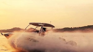 Depuis plus de 60 ans Jeanneau vous fait rêver en vous proposant une gamme de bateaux à moteur riche et diversifiée ! Les bateaux à moteur Jeanneau s’adaptent à toutes vos activités et à tous vos programmes ! Que ce soit pour passer un weekend en famille, faire une sortie pêche ou bien tout simplement prendre un bol d'air frais en mer et s'échapper du quotidien, vous trouverez forcément le bateau qui vous convient parmi les nombreux modèles Jeanneau. 🛥 Prenez la mer sur un bateau à moteur de la