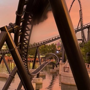 Isso sim é uma vista linda! 🎢😱 Quem encara a adrenalina desta montanha-russa?! | Universal Orlando Resort