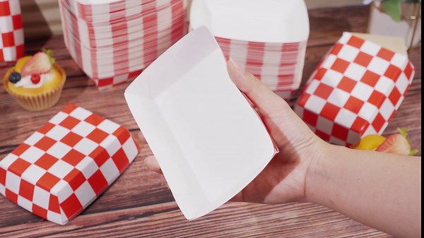 200 Pcs Checkered Paper Food Trays hot Dog Trays Red and White Checkered Food Serving Boats Nacho Boats Disposable Serving Trays Hot Dog Boats for Parties Fairs Picnics Carnivals (1/2 lb)