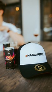 Iepazīstinām ar jaunāko Rocket Bean Merch papildinājumu. Mūsu cepure ar tēmturi #magicpussy pasvītro Tavu stilu, vienlaikus apliecinot perfektu kafijas izvēli. Bet vai zini, kas papildinātu tavu lielisko koptēlu? Tā ir mūsu Magic Pussy Nitro Cold Brew kafija. 🚀🚀🚀 Introducing Rocket Bean latest addition to the merchandise lineup. Our caps with the hashtag #magicpussy are here to keep you stylish while flaunting your love for the perfect choice of coffee. And you know what finishes your look? I