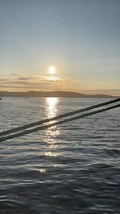 MS Trollfjord bader i sola i kveld og nyter en siste rolige kveld ☀️ I morgen tar hun opp sin nye ikoniske rute som Svalbard-ekspress 🥰 MS Tollfjord is enjoying the sun and a last calm evening ☀️ Tomorrow she will start to sail in her new route as the iconic Svalbard Express 🥰 | MS Trollfjord