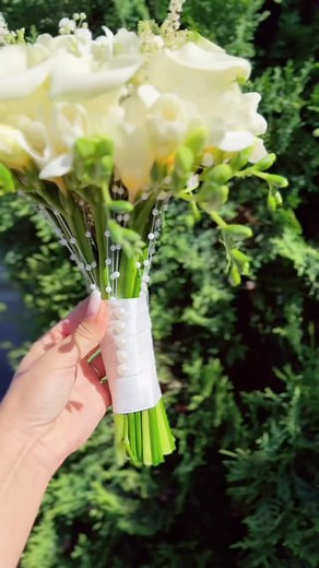 💐💍👰‍♀️✨Un buchet creat cu suflet pentru o prietenă de suflet. 🤍 Draga mea mireasă, acest buchet l-am făcut cu toată dragostea mea 💖, gândindu-mă la tine și la ziua voastră specială 💑. Am pus în el nu doar flori, ci bucăți din inima mea – fiecare cală 🤍, fiecare fir de verdeață 🌿, fiecare detaliu spune o poveste despre cât de mult îți doresc fericire. Am ales aceste flori albe ca simbol al purității și al începutului vostru luminos 🌟. Fie ca dragostea voastră să înflorească mereu 🌸, la 