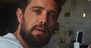 Após publicação LGBTfóbica de Rafael Cardoso, modelo trans expõe prints de flerte do ator: 'Ué?'