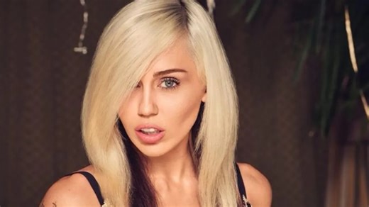 Miley Cyrus saludó a sus fans por San Valentín con una trikini cavada y tacos aguja