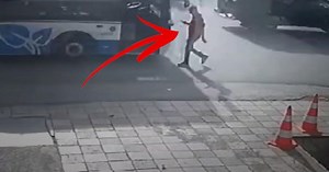 Auf Handy gestarrt: Teenager läuft in fahrenden Bus