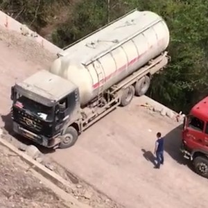 644K views · 13K reactions | These drivers have some unbelievable skills  | UNILAD | Facebook