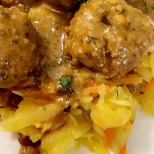 Vegan Meatballs simmered in a homemade Thai Curry Sauce over Raw Curried Sauerkraut and Gungo Peas. Prepared by KULA!KULA! All plant  based. Text 937-907-0429 to order. #vegan #veganoptions #veganfood #veganrecipes #veganlunch #vegandinner #plantbased #healthyfood #healthylifestyle #healthy #healthyeating #healthydinner #soul #soulfood #soulchef #chef #cheflife #smallbusiness #wednesday #food #foodie #foodporn #foodgasm #foodlover #kulakuladayton | Kula Signature | Facebook