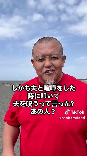 今話題のDeep Purpleの「Smoke on the Water」を独自の音楽理論「イニサヨゴロナ」で解説してみた。 が、、、脱線（笑） 最近話題の「高市総理、イアン・ペイスに自分のサイン入りTAMAのスティック贈呈事件」へのツッコミが止まらんくなって、動画を2倍速にギュッと凝縮したもんでシュールな早口を楽しんでくれ。 ちなみにイアン・ペイス、ドラムはPearl、スティックはProMarkなんだってね。 そんなレジェンドにTAMAのスティック贈るってね。 しかもサインを貰うんじゃなく自分のサインを書いてあげるってね（笑） 色々と意味がわからんことが続いて具合悪くなりそう（笑） あ、いかん、キャプションでも脱線した（笑） 動画のメインテーマは「デーモンのデ」な！ これを知ればロックの「不穏なカッコよさ」の正体がわかるもんで、最後まで見てくれよ！ #イニサヨゴロナ #音楽理論 #DeepPurple #本能ボイス道場 #高市早苗