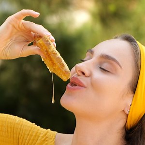 2.9M views · 1.4K reactions | Satisfying honey hacks you’d BEE crazy not to try.  | Bright Side | Facebook