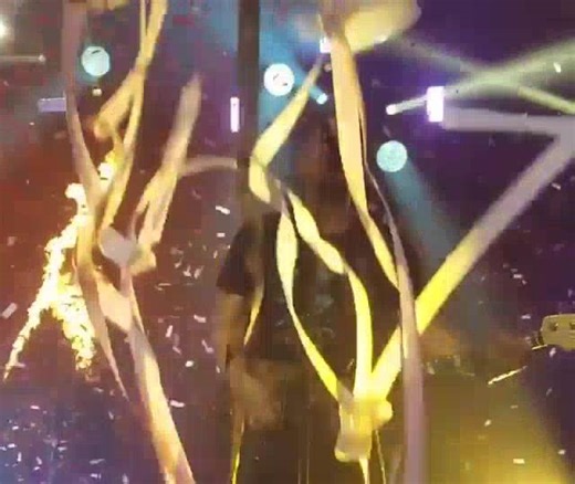 1K views · 135 reactions | Mark Hoppus cantando una parte de la canción "Wannabe" de The Spice Girls antes de terminar Dammit. #blink182LasVegas | Blink-182 Paraguay | Facebook