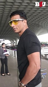 43K views · 10K reactions | Sonu Sood shows off his stunning physique as he is spotted at the airport #SonuSood #sonusoodfans #sonusoodactor #bollywoodvideos #celebspotted #SonuSood_A_Real_Hero #sonusoodfoundation #bollywoodstars | B4U Entertainment | Facebook