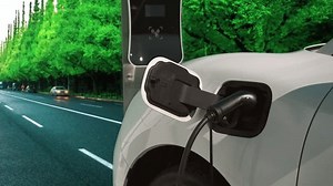 「目的地に到達する前に森の充電ステーションからエネルギーを充電するために電気自動車の停止の進歩的な旅行のコンセプト、再生可能エネルギーとクリーンなエネルギーを動力とするEV車グリーン環境。」の動画素材（ロイヤリティフリー）1105137267 | Shutterstock