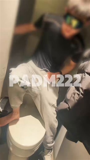RT @padm7777: 喝得正兴起，酒蒙子拉着我就往厕所走，揣着一身酒气偷偷摸摸开始了深夜彩蛋。他的勾巴滚烫，我索性连吃带拿🤭