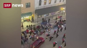 Auto fährt in Strassenparade im US-Bundesstaat Wisconsin