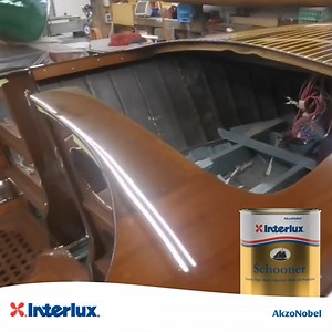 Schooner Varnish is really showcasing the stunning beauty of this classic runabout. 📷: Allman Boatworks | Interlux Yacht Paint