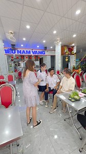 1.3K views · 2.9K reactions | Đi ăn trưa gặp ngay “ hội fans cứng của Mr Đàm” Chú vô cùng hạnh phúc các con biết ko?? “ Hạnh phúc quá đơn sơ, đời tôi đâu có ngờ….” Mấy em ơi! Mấy em lớn rồi màaaaaaa! Hâhhaha! Ko ngờ câu nói này lại làm fans genz thích đến vạiiiiii! | Dam Vinh Hung | Facebook