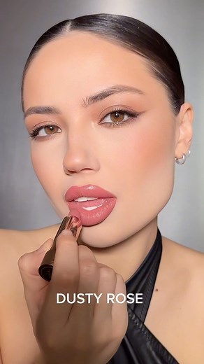 Помада для губ із сатиновим ефектом від ANASTASIA BEVERLY HILLS😍 Відтінки на відео: dusty rose, rose brown, tease, praline, haze, taupe beige Три причини, чому Satin Lipstick вам сподобається: 1. Помада має дуже приємну кремову текстуру і залишає оксамитово-атласне покриття. 2. Завдяки високопігментованій формулі наноситься рівномірно і тонко. 3. Поєднується із олівцями для губ, щоб створювати більш виразний контур чи ефект омбре. Ціна: 1 108 грн 🔗 Замовляйте помаду Anastasia Beverly Hills на 