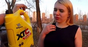 Mujer se desviste y se cubre en gasolina por un iPhone