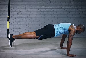 Wie entwickelt sich Fitness? Lerne, wie man ein TRX Plank im Stil von EVO ausführt: https://goo.gl/PQ3hxj #EVOFitness #fitnessEVOlved #tutorial | EVO Fitness