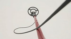 Die Kamera folgt der Metalldetektor-Suchspule. Sobald: Stockvideos & Filmmaterial (100 % lizenzfrei) 1070069830 | Shutterstock