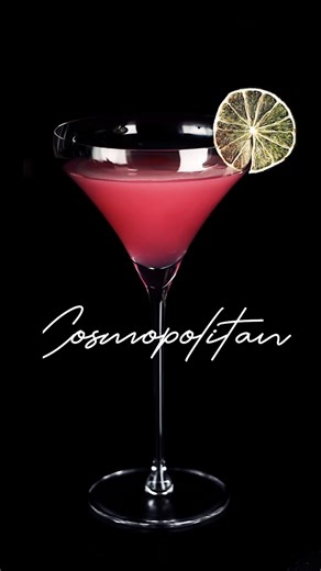 Cosmopolitan: un cóctel clásico moderno. Se hizo famoso por "Sex and the City". 50 ml de vodka 15 ml de cointreau 30 ml de arándano 30 ml de zumo de lima #cosmopolitan #vodka #cointreau #coctel #bebida #drink #cocktail | BarBuddies