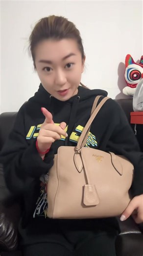 二手 Prada Calfskin Leather Small Tote $4500 Size : 28cm x 21cm x 10cm | Hei Sui Worldwide Limited