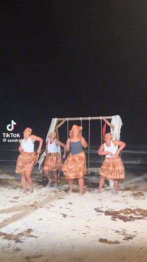 Roseline Layo, ambassadrice de la musique féminine ivoirienne au FEMUA 18, a véritablement honoré la scène et le public. Dans la nuit du samedi 2 mai au dimanche 03 mai 2026, sur la scène du FEMUA - Festival des Musiques Urbaines d'Anoumabo, dans une tenue élégante, la reine du micro a livré une prestation XXL. Accompagnée de son orchestre et de ses chorégraphes, elle a fait preuve d’une énergie débordante, offrant un spectacle intense et parfaitement maîtrisé à un public conquis. Dans la foulée