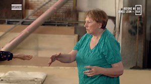 In 'Alleen Elvis' kiest oncoloog Wim Distelmans voor de documentaire ‘Before we go’ van Jorge León. Deze docu toont hoe kunst, mensen kan optillen. Letterlijk en figuurlijk. In dit fragment danst de bekende choreografe Meg Stuart met Lidia, een vrouw die aan terminale Parkinson lijdt. Ze komt uit haar rolstoel en dan gebeurt dit… Bekijk de pakkende documentaire bij Canvas op het kijkplatform VRT NU: cnv.as/beforewego | VRT Canvas