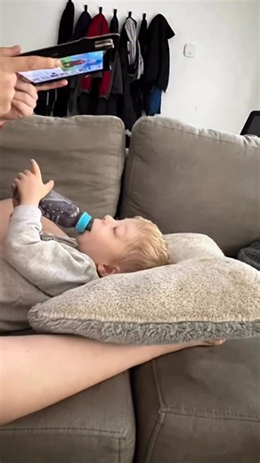 Tablet si o no? 🧐 Nosotros somos anti tecnología para los chicos, y sabemos todo el mal que genera, adiccion, afecta a la visión, a la creatividad, al control de emociones. Pero lamentablemente el caso de Benja no es un caso típico, entonces a veces los consejos típicos no aplican. A la hs de comer, sí que no hay tablet en la mesa, ni nada por el estilo que lo distraiga, ahora hasta comemos sin juguetes en la mesa 💪🏻💪🏻💪🏻 pero lamentablemente hora de la mamadera es un tema porque con Benja