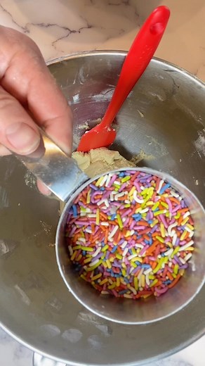 Satisfy your sweet tooth at home with these Funfetti Cookie Bars that are moist, delicious, and full of colorful sprinkles. #easybudgetrecipes #cookiebars #sugarcookies #sugarcookiebars #funfettibars #funfetticookies #funfetticookiebars #sweettooth | Easy Budget Recipes