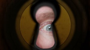 Man Eye Watching Through Keyhole: Stockvideos & Filmmaterial (100 % lizenzfrei) 17237077 | Shutterstock
