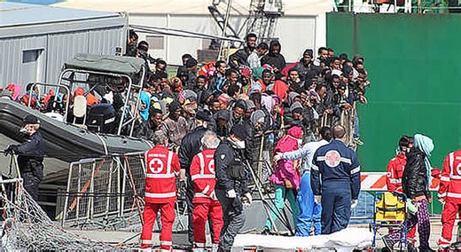 Nave al porto di Taranto con 21 migranti a bordo